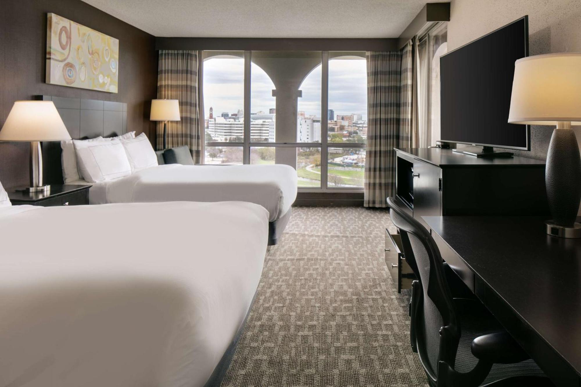 Doubletree By Hilton Dallas Market Center Extérieur photo