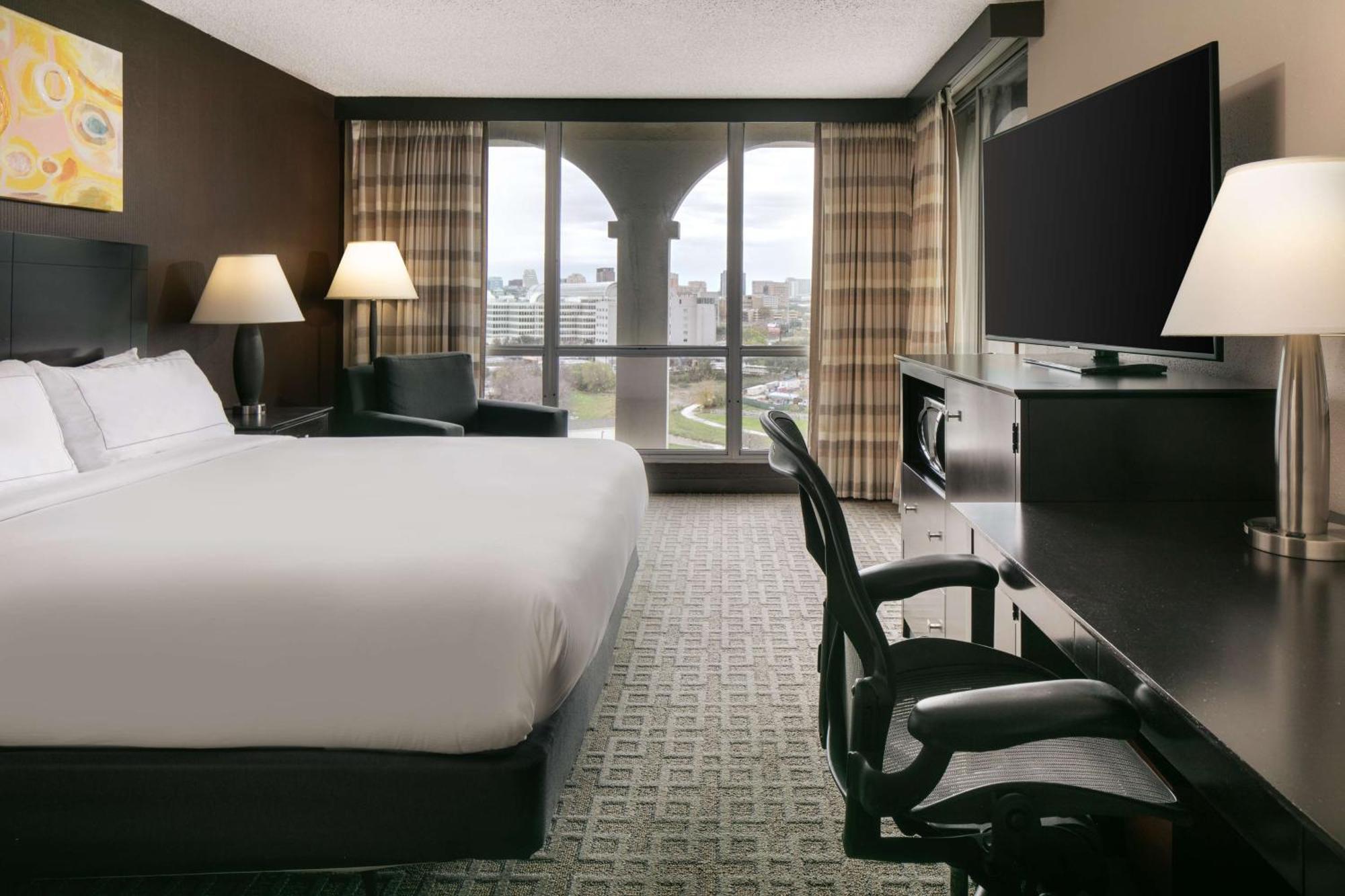 Doubletree By Hilton Dallas Market Center Extérieur photo